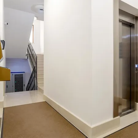 1 Bedroom Lovely In Apartment *